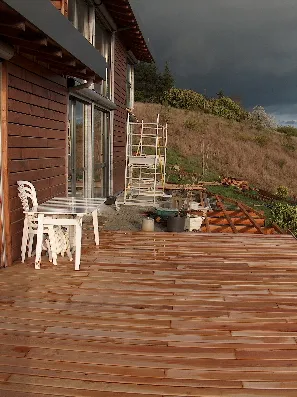 Cette terrasse en construction vient d’essuyer un orange et pourtant elle commence déjà à sécher