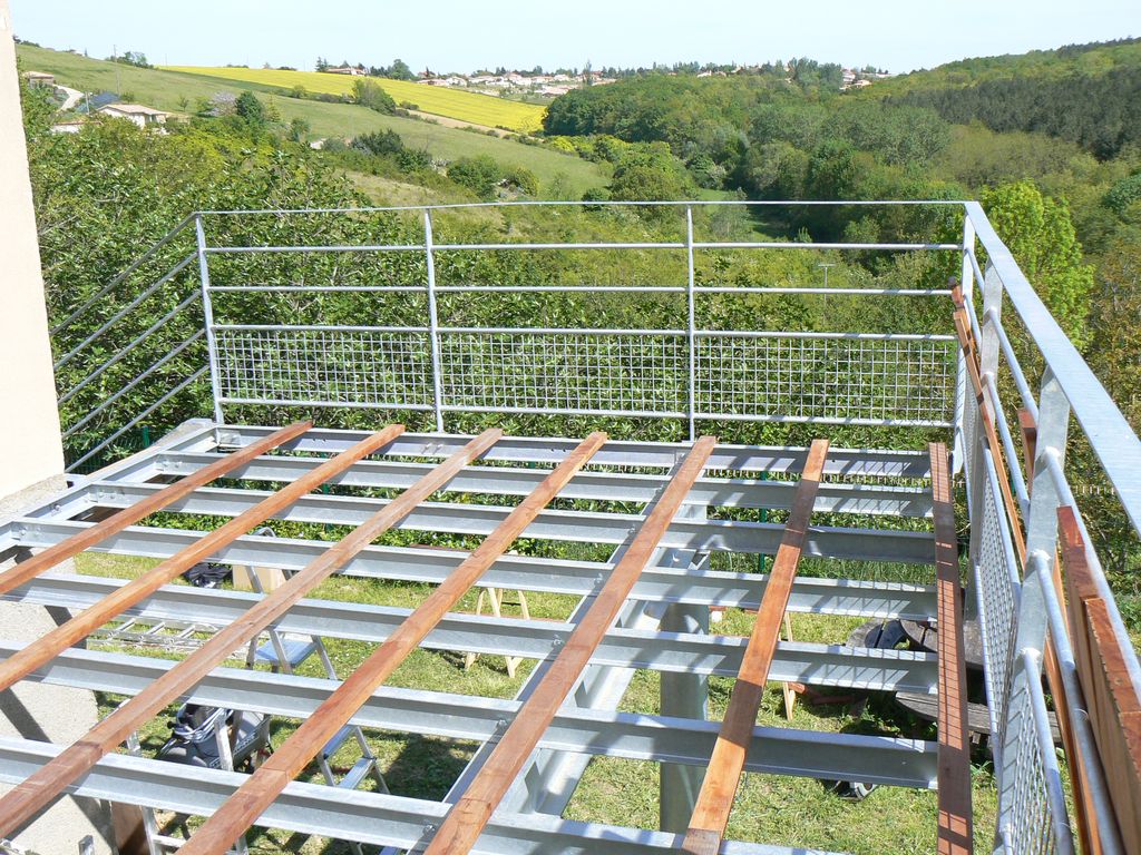 Sur structure métallique, en Cumaru Le guide des TERRASSES EN BOIS — free download