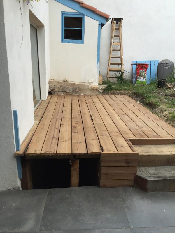 La création et construction d'une terrasse en bois - Finition du planché et  de la trappe du skimmer