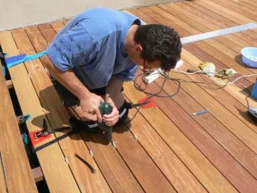Stephane n’avait quasiment jamais touché une visseuse électrique avant de construire sa terrasse en bois