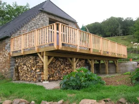 Exemple 1 : Platelage parallèle au mur