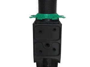 Plot réglable ELEVO monté sur pieu en plastique