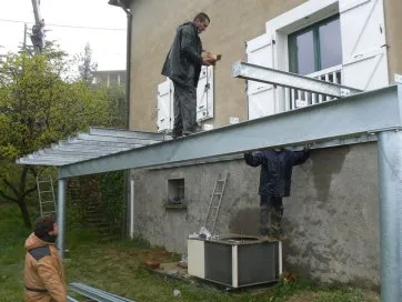 Le chef pose les solives IPN, une par une