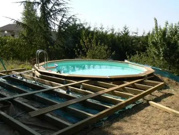 Les solives sont posées sur des plots en béton