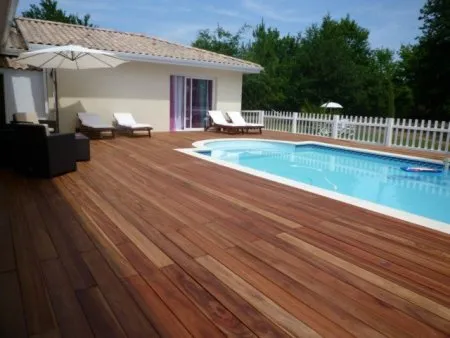 Massaranduba sur plots PVC autour d'une Piscine