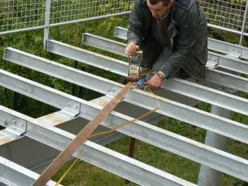 Puis on a réglé la perpendicularité de la structure grâce à des sangles