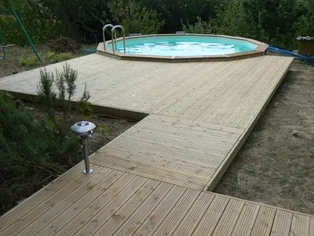 Une terrasse autour d'une piscine en bois