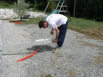 Régis mesure la hauteur entre la margelle et le sol naturel