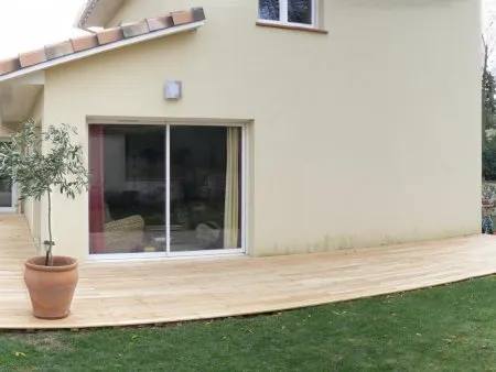 Une terrasse en Robinier sur plots béton en faible hauteur
