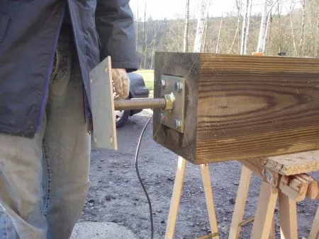 Fixation des poteaux aux semelles