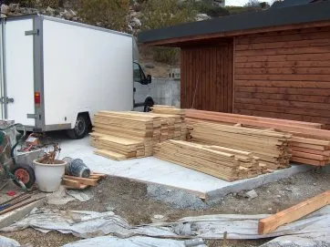 Au fond, la camionnette en location qui m’a servi à aller chercher les lames de terrasse en Aveyron