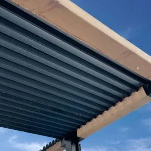 Mise en situation du poteau lamellé-collé Douglas 120x120mm - Naturel sans traitement