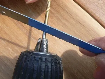 On aplanit le foret avec une lime ou une lame de scie