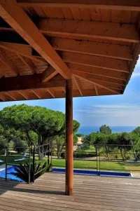 Vignette de l'article : Piscine et terrasse bois, le bon mariage !
