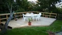 Vignette de l'article : Terrasse en bois en hauteur avec un garde-corps
