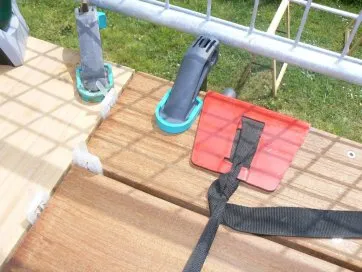 Les serres-joints maintiennent le tout bien à plat
