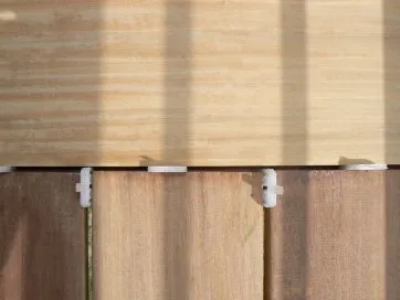 On maintient les écarts de façon précise grâce à des câles PVC