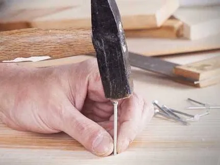 Les vis et clips pour la fixation des lames