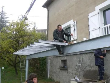 Le chef pose les solives IPN, une par une