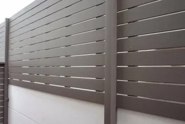 Exemple de clôture en bois composite
