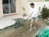 Régis enlève le surplus de terre