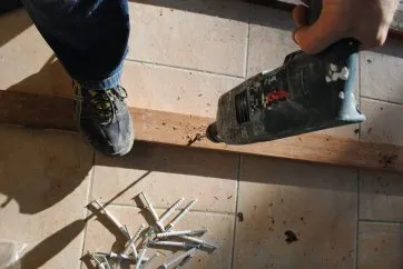 Détails des fixations des lambourdes sur la dalle en béton