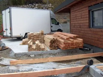 A gauche, les lames en Robinier, au milieu les tasseaux en Robinier, à droite les solives en Douglas