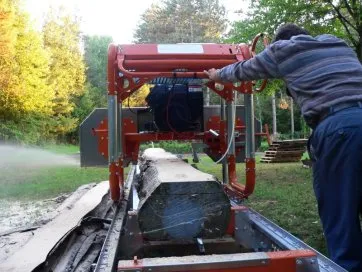 Débitage d’une bille en scierie mobile