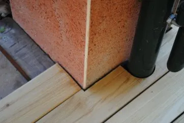 Découpage des lames de terrasse en bordure