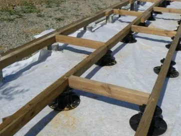 Des entretoises disposées à espaces réguliers, en alternance