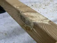 Les lambourdes avec de gros nœuds doivent être écartées. Décou-pez la partie avec le nœud et utilisez les deux extrémités