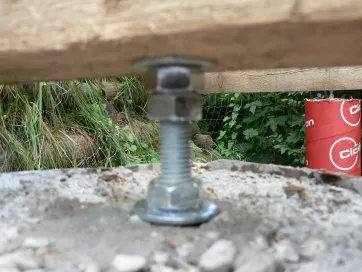 Détails des fixations des poutres porteuses sur les plots en béton 2