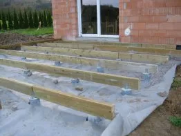 Poutres porteuses sur plots béton