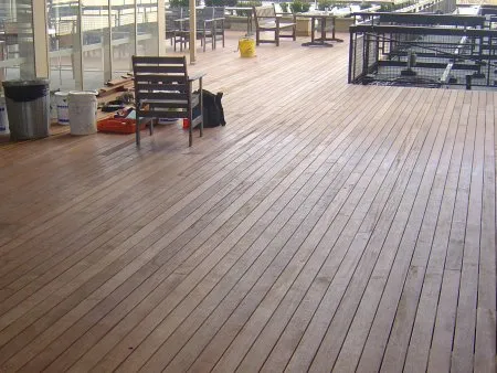 Une terrasse pour le public sur étanchéité