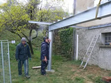 La poutre maitresse est légèrement soulevée par la grue