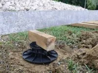 Pour une vérification rapide de la hauteur, une règle de maçon, un niveau à bulle, une chute de lambourde, un plot PVC