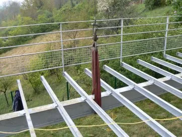 On a sanglé la poutre-maitresse à la grue et on a soulevé un peu la structure