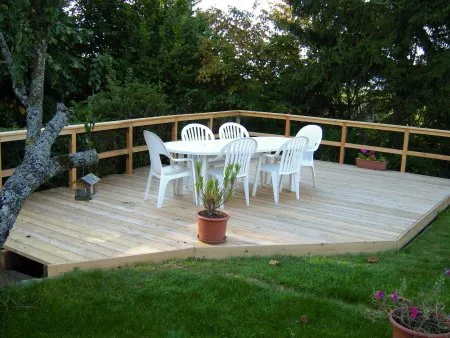 Terrasse en bois en hauteur avec un garde-corps