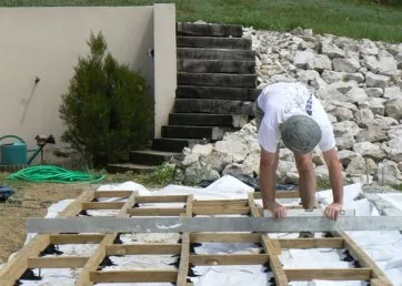 L’horizontalité, ainsi que l’alignement des lambourdes, doivent être soigneusement contrôlés