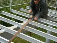 Puis on a réglé la perpendicularité de la structure grâce à des sangles