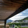 Exemple d'une pergola bioclimatique avec lames en bois Douglas