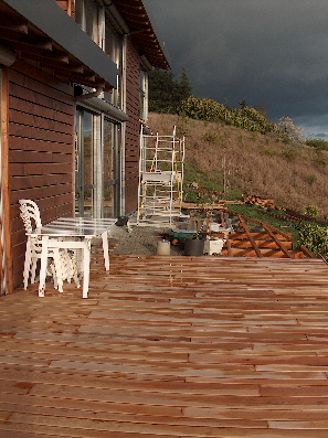 Cette terrasse en construction vient d’essuyer un orange et pourtant elle commence déjà à sécher