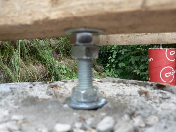 Détails des fixations des poutres porteuses sur les plots en béton 2