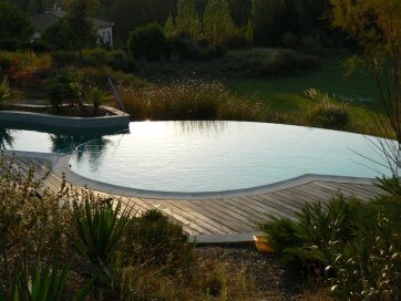 Ombres et lumières sur cette terrasse en bois