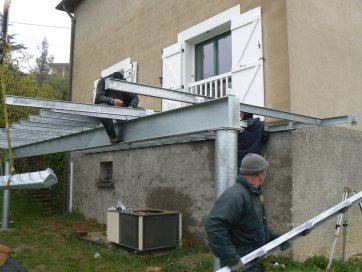 Pose des solives IPN sur la poutre porteuse métallique