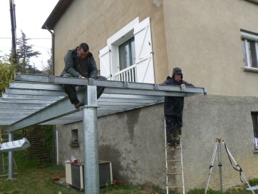 On arrive à la fin de la pose des solives